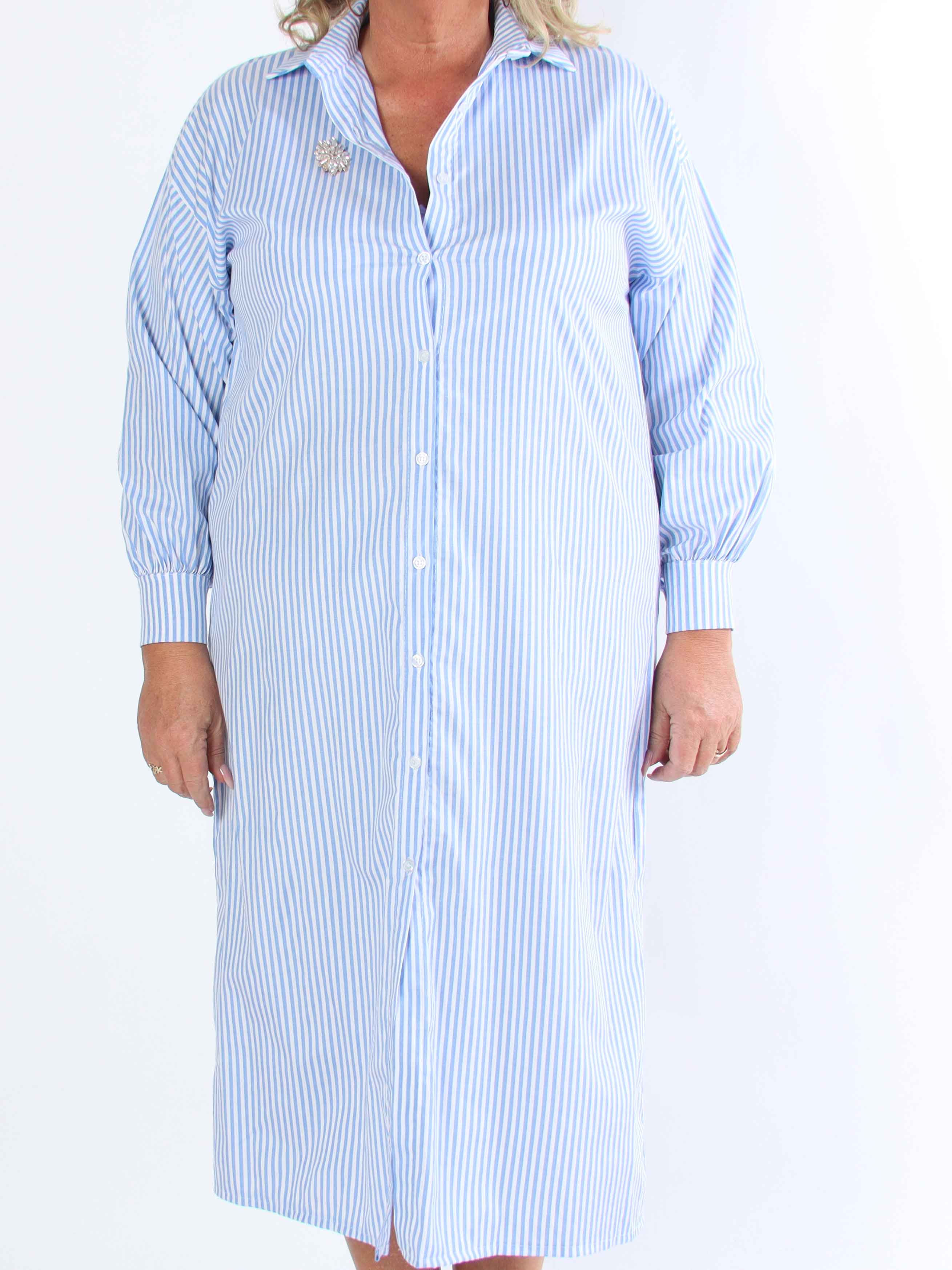 Raizal - Plus size stribet skjortekjole i viskose med en broche